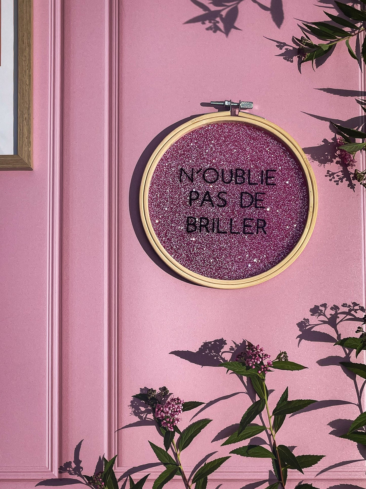 Broderie sur acrylique –  N’OUBLIE PAS DE BRILLER - ROSE - Création artisanale en édition limitée
