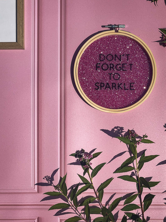 Broderie sur acrylique –  DON’T FORGET TO SPARKLE - ROSE - Création artisanale en édition limitée