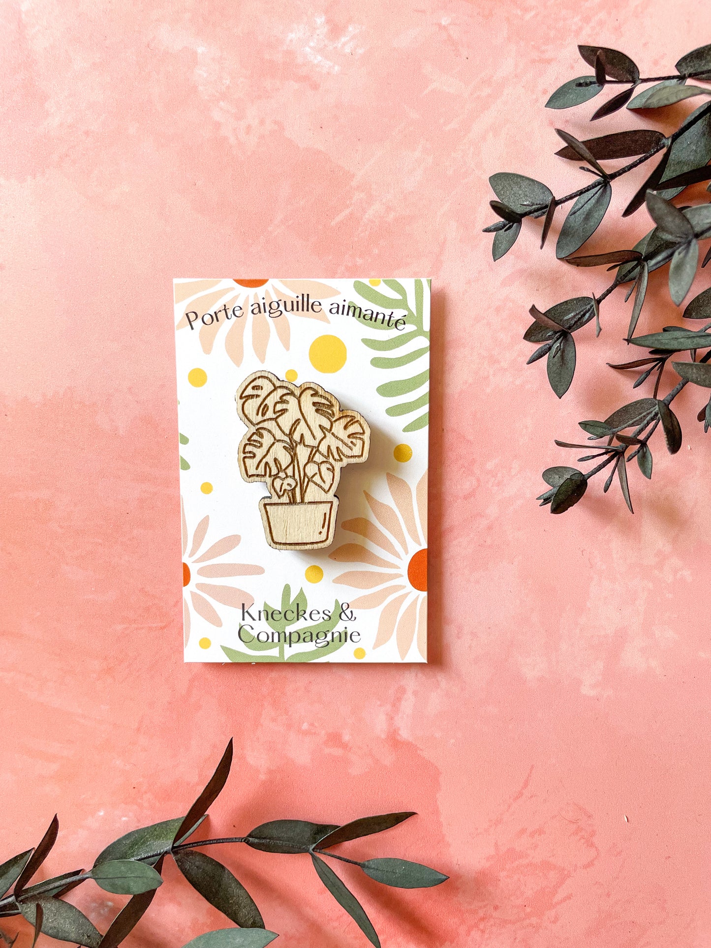 Porte-aiguille aimanté Monstera en bois – Fait main – Aimant puissant – Accessoire broderie - Collection Plantes
