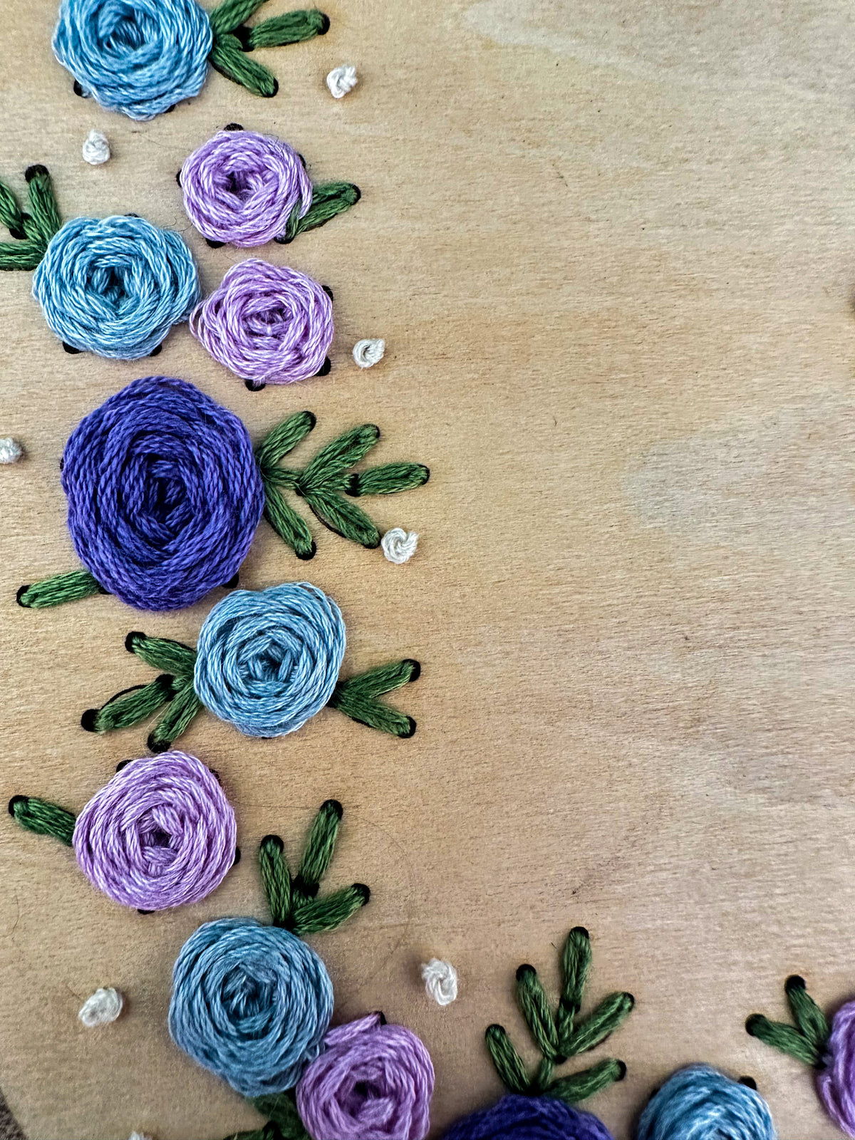 Base de broderie seule couronne de roses – Bois prêt à broder