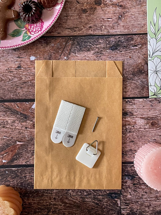 Kit de fixation et d'accroche murale pour broderies en bois