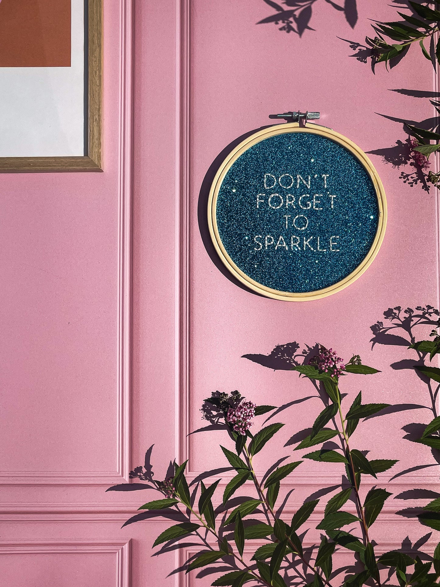 Broderie sur acrylique – DON’T FORGET TO SPARKLE - BLEU - Création artisanale en édition limitée