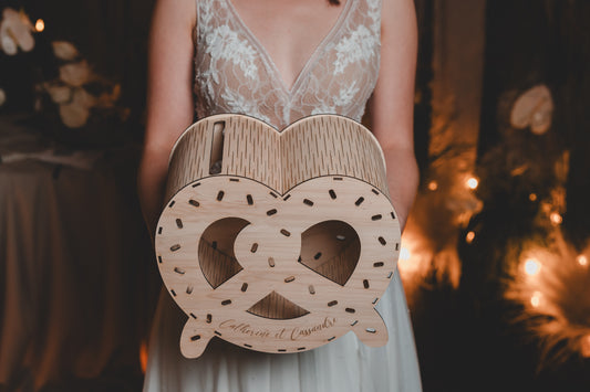 Urne en bois en forme de bretzel