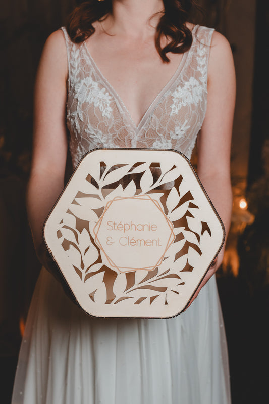 Urne hexagonale en bois avec découpes branches