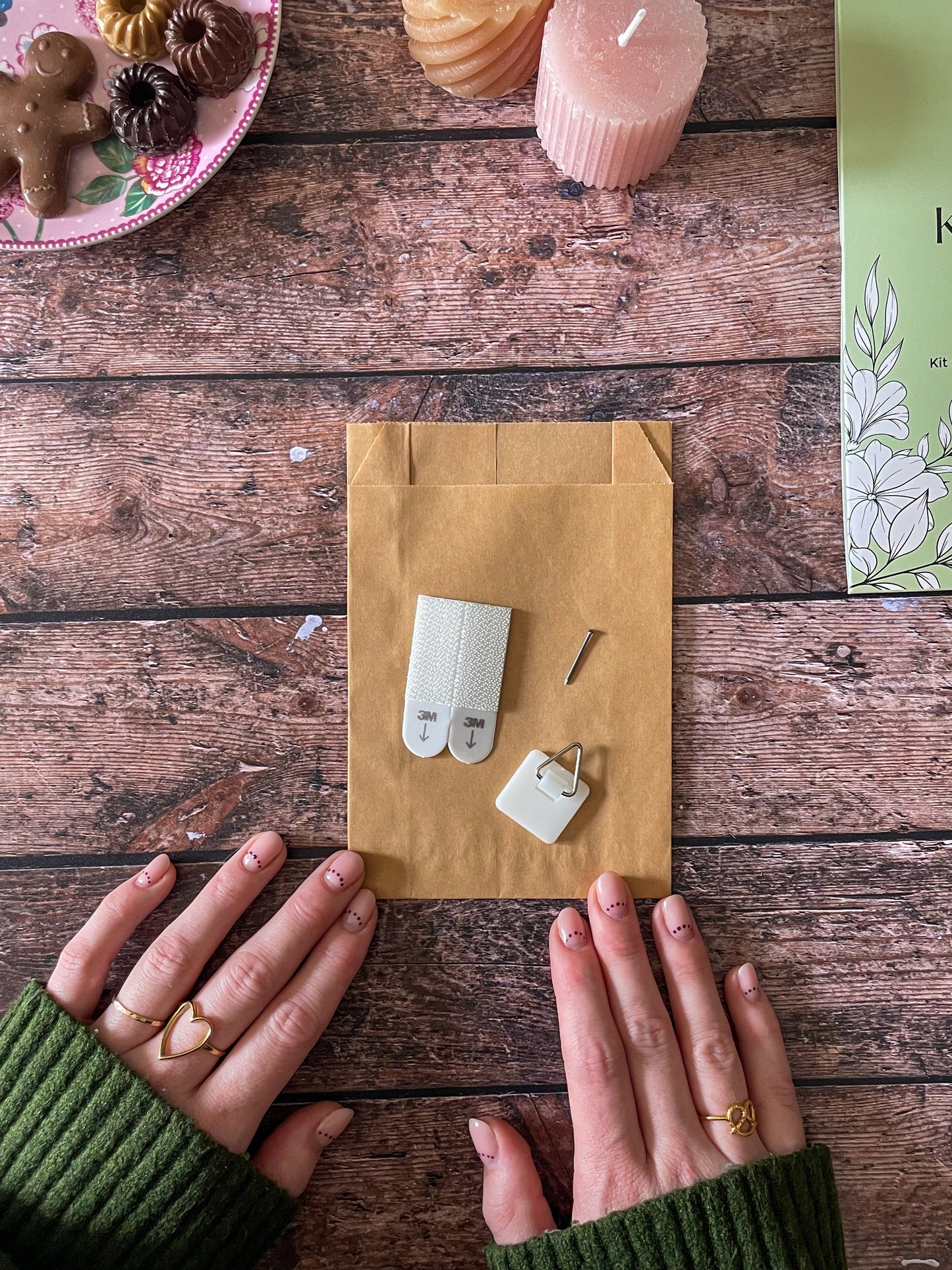 Kit de fixation et d'accroche murale pour broderies en bois