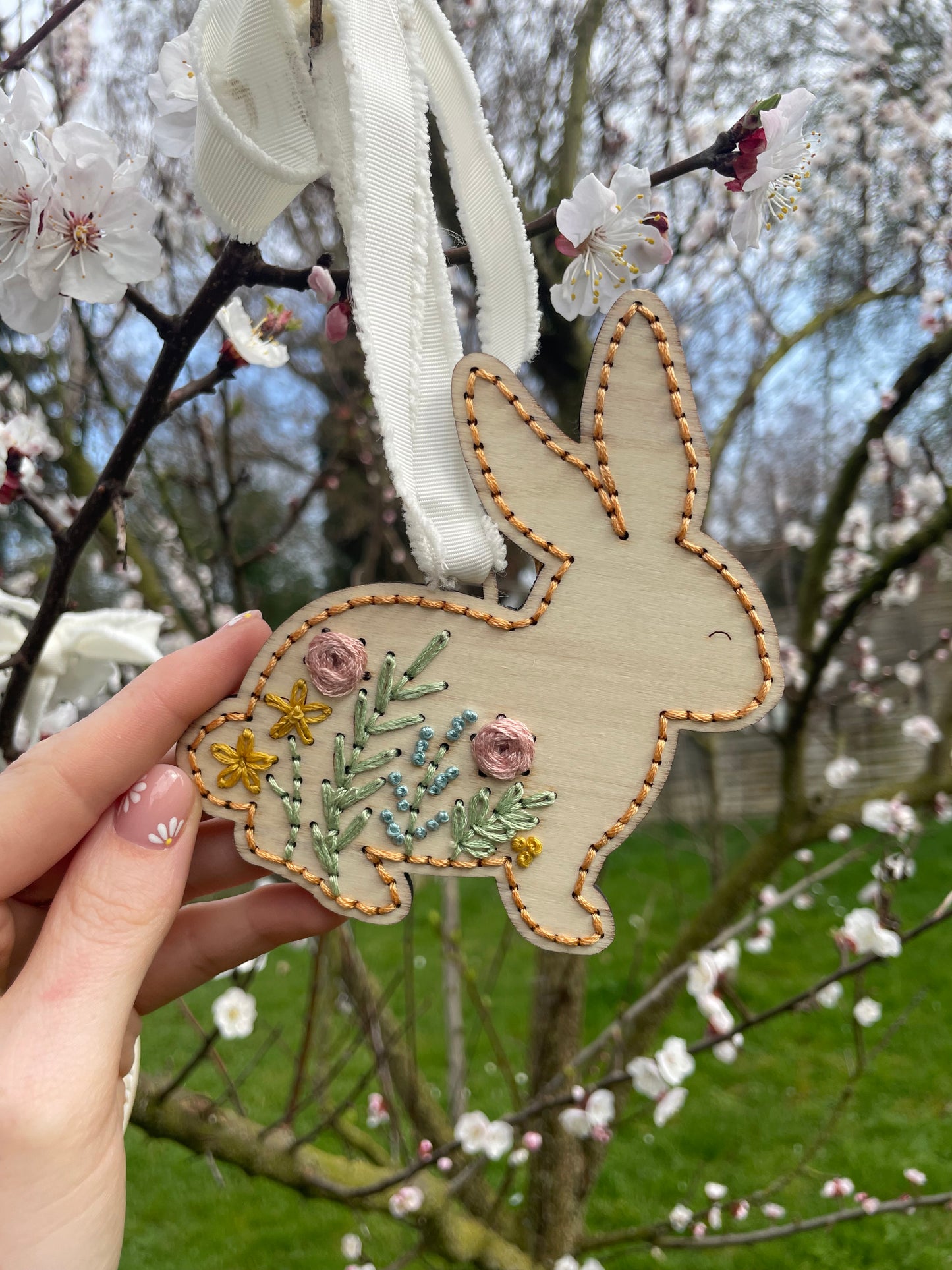 Base de broderie seule lapin floral – Bois prêt à broder