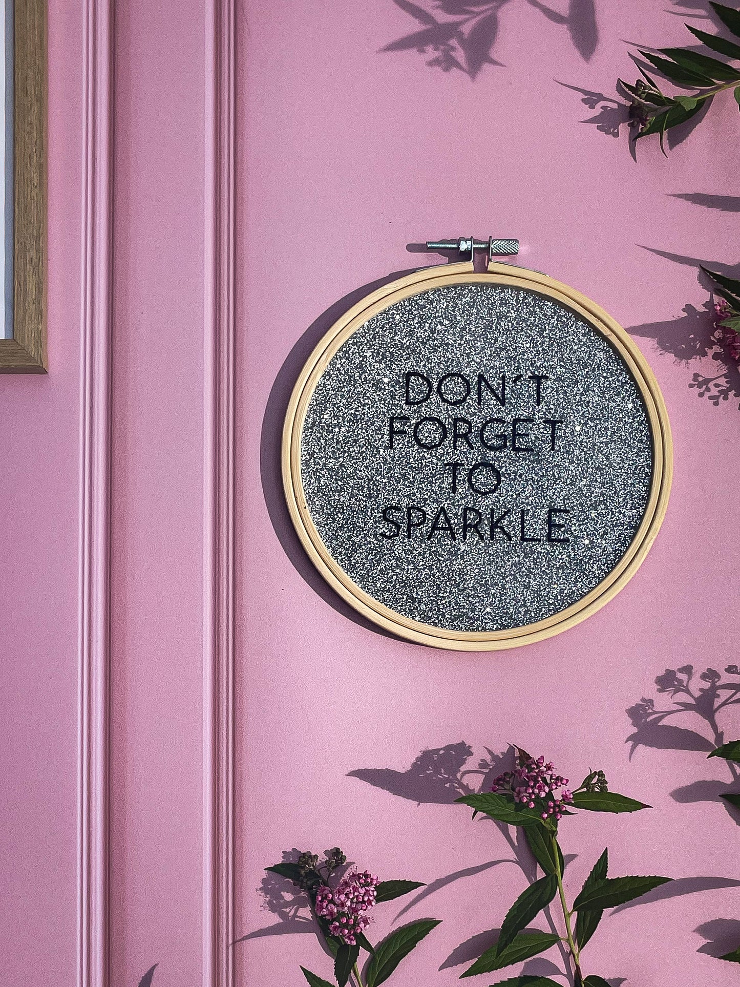 Broderie sur acrylique – DON’T FORGET TO SPARKLE - ARGENT- Création artisanale en édition limitée