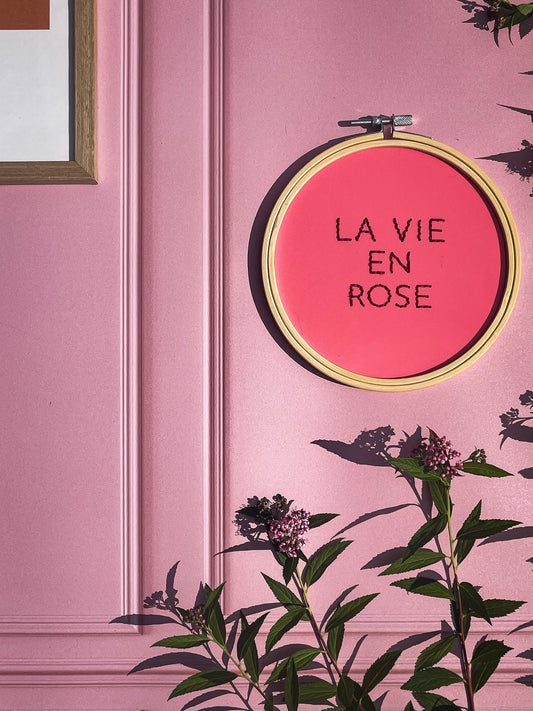 Broderie sur acrylique – LA VIE EN ROSE - Création artisanale en édition limitée