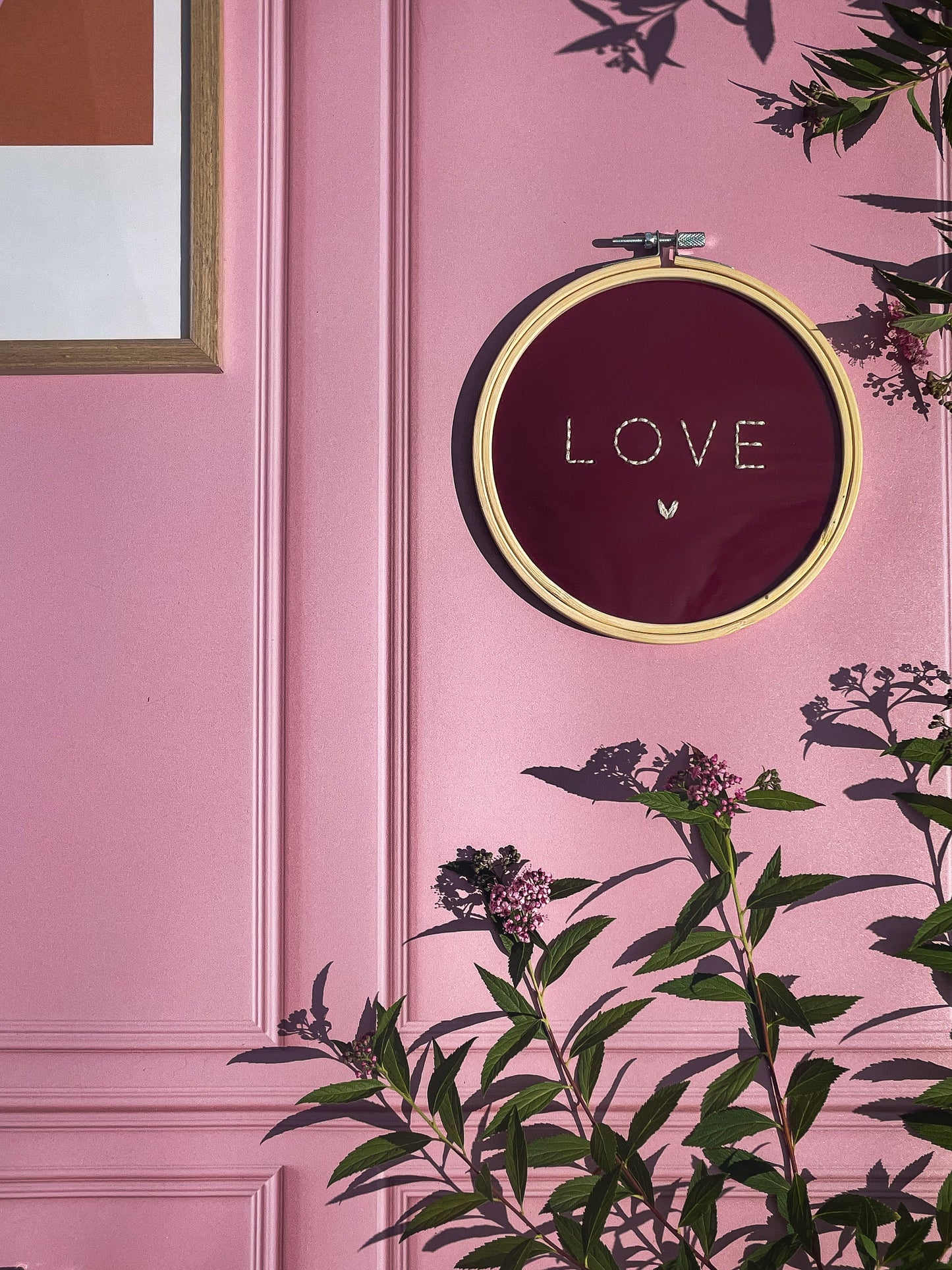 Broderie sur acrylique – LOVE - Création  artisanale en édition limitée