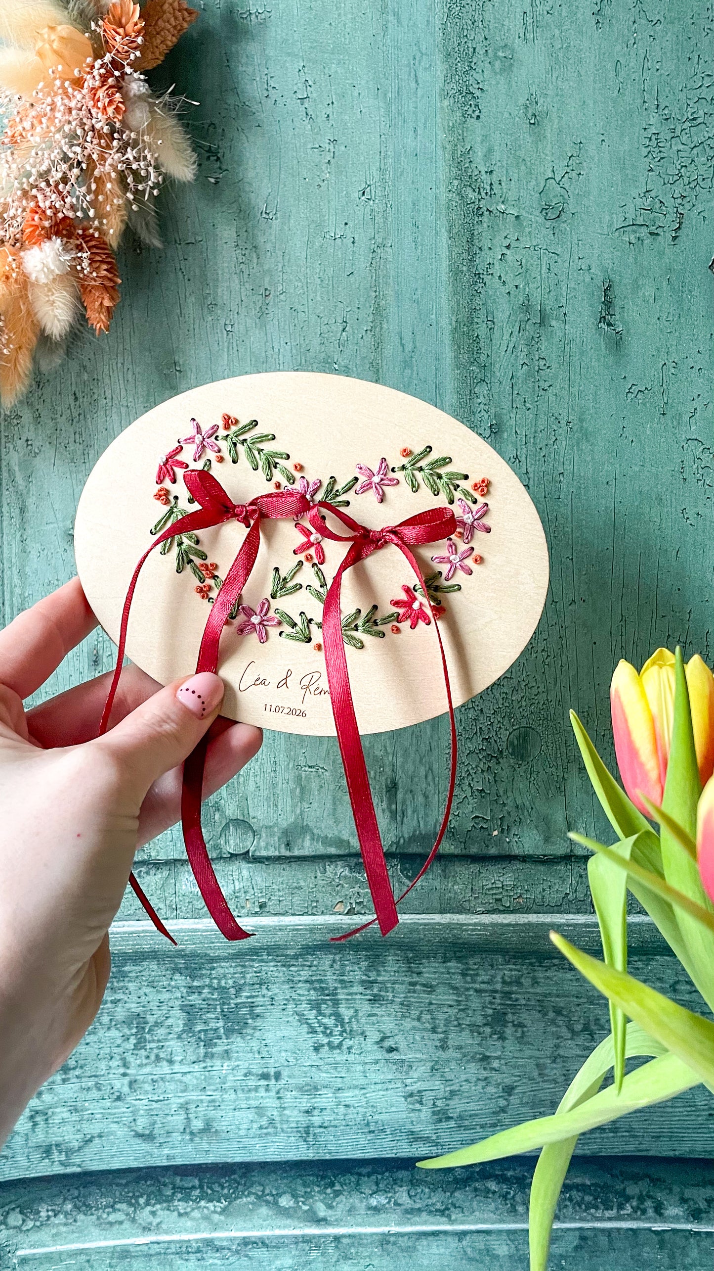 Porte-alliances brodé en bois – Bretzel floral personnalisé 🥨