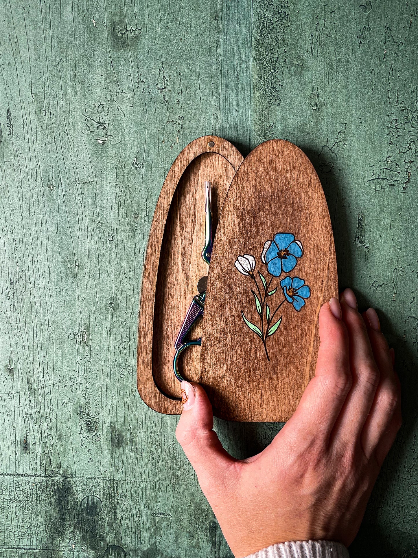 Étui en bois gravé pour ciseaux de broderie avec couvercle magnétique