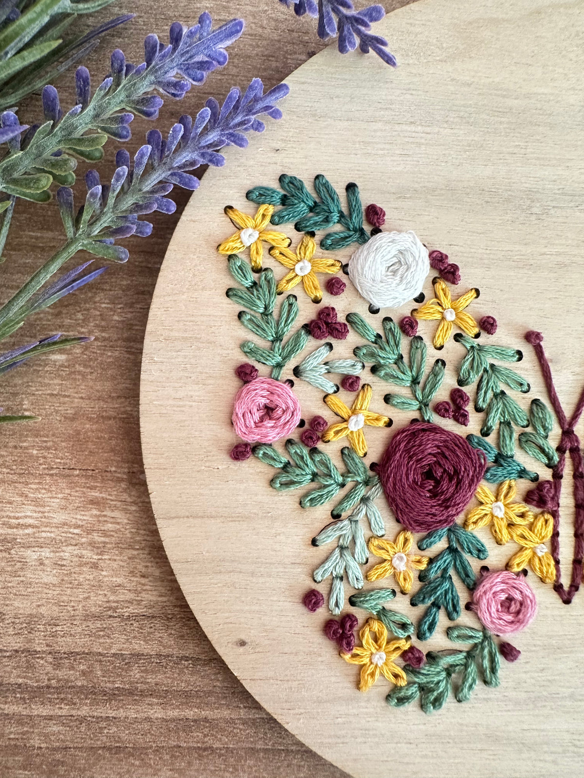 Base de broderie seule papillon floral – Bois prêt à broder