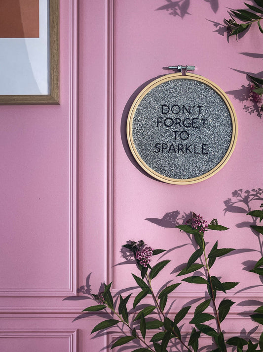 Broderie sur acrylique – DON’T FORGET TO SPARKLE - ARGENT- Création artisanale en édition limitée