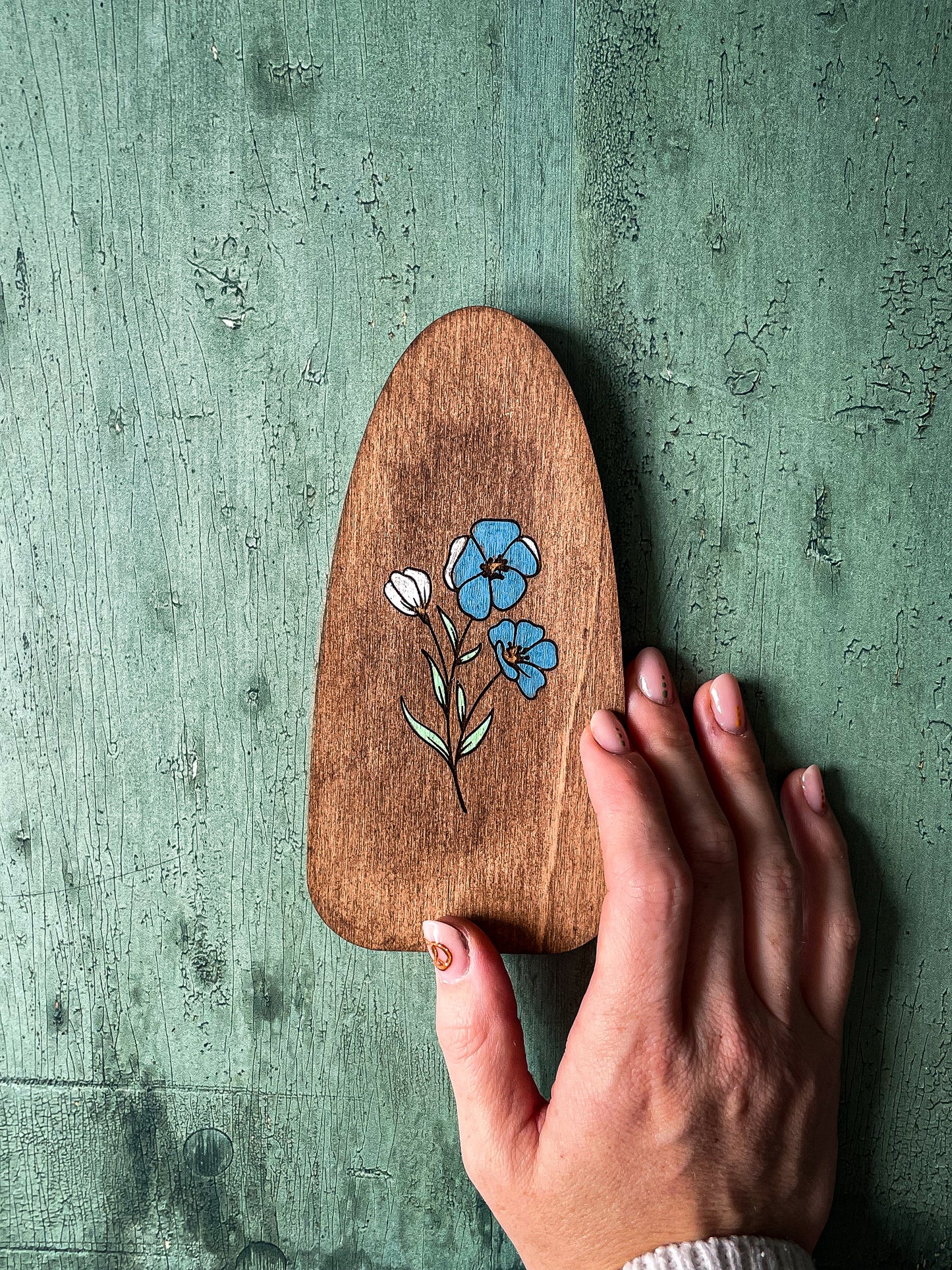 Étui en bois gravé pour ciseaux de broderie avec couvercle magnétique
