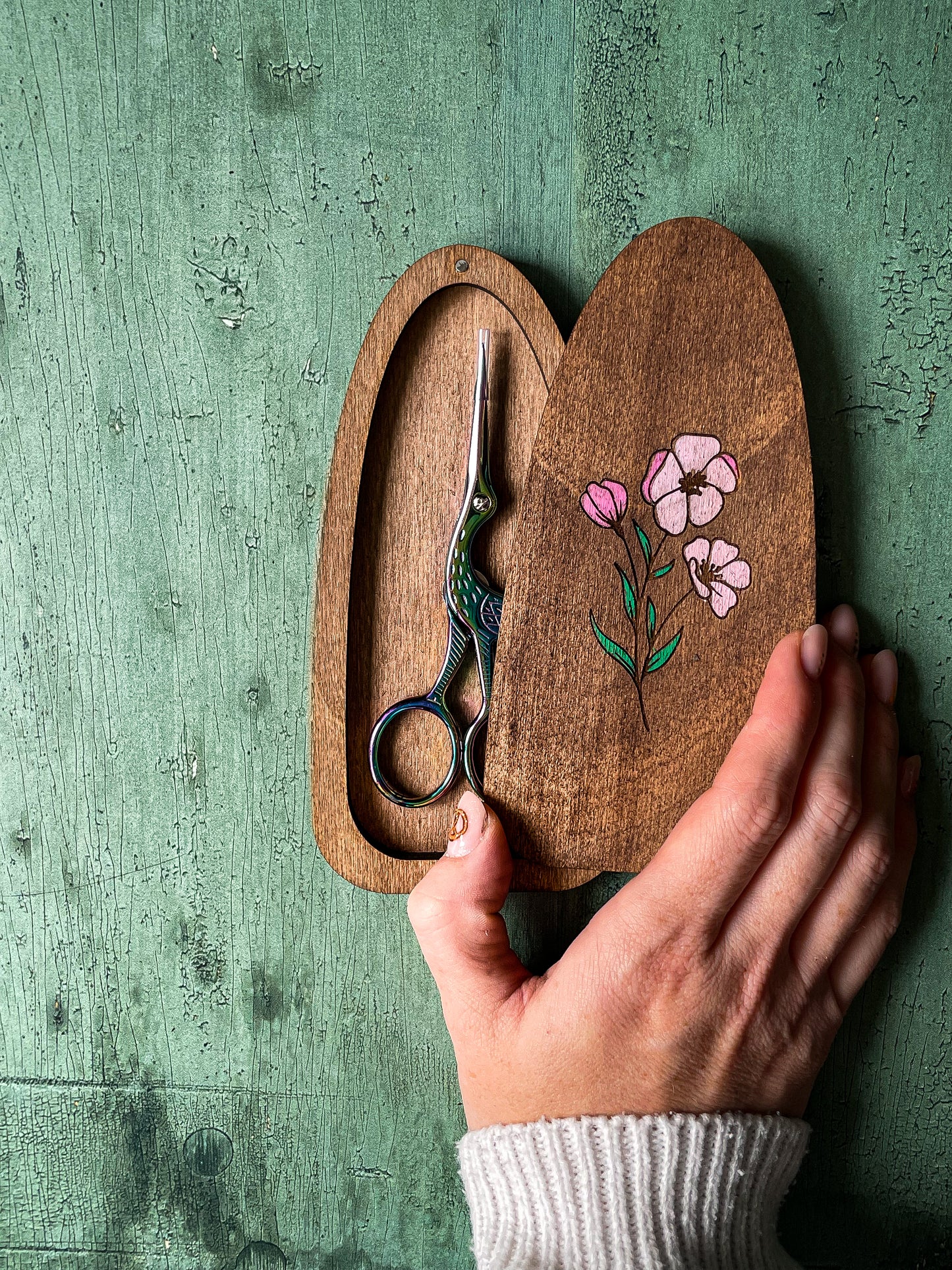 Étui en bois gravé pour ciseaux de broderie avec couvercle magnétique