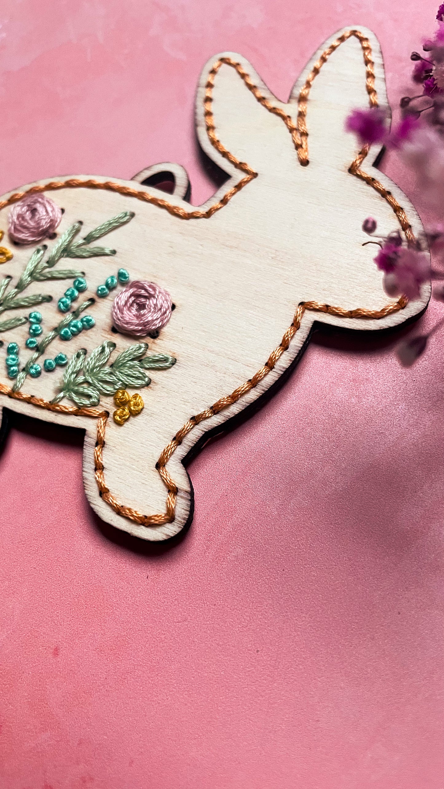 Base de broderie seule lapin floral – Bois prêt à broder