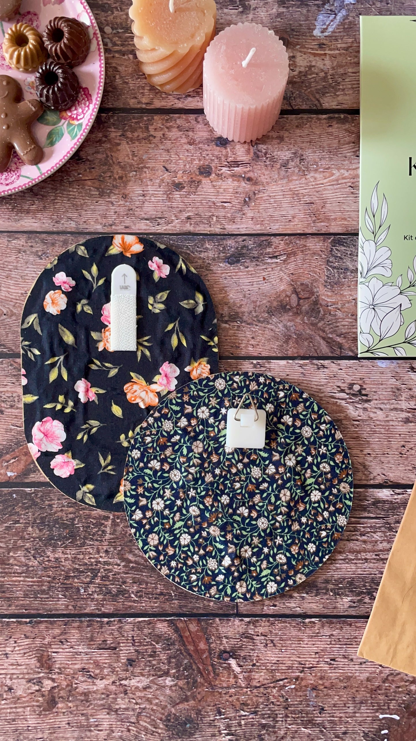 Kit de fixation et d'accroche murale pour broderies en bois