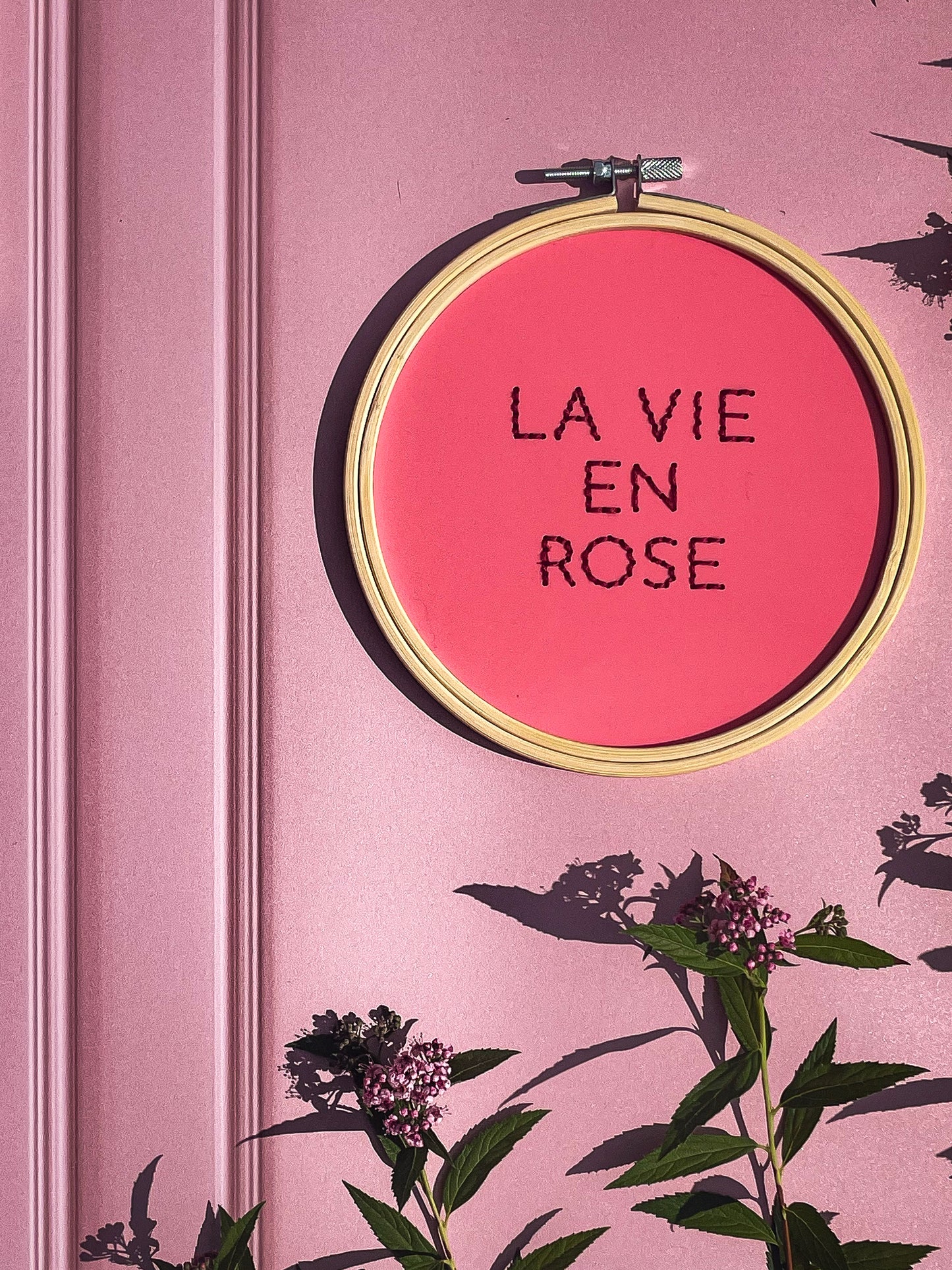 Broderie sur acrylique – LA VIE EN ROSE - Création artisanale en édition limitée