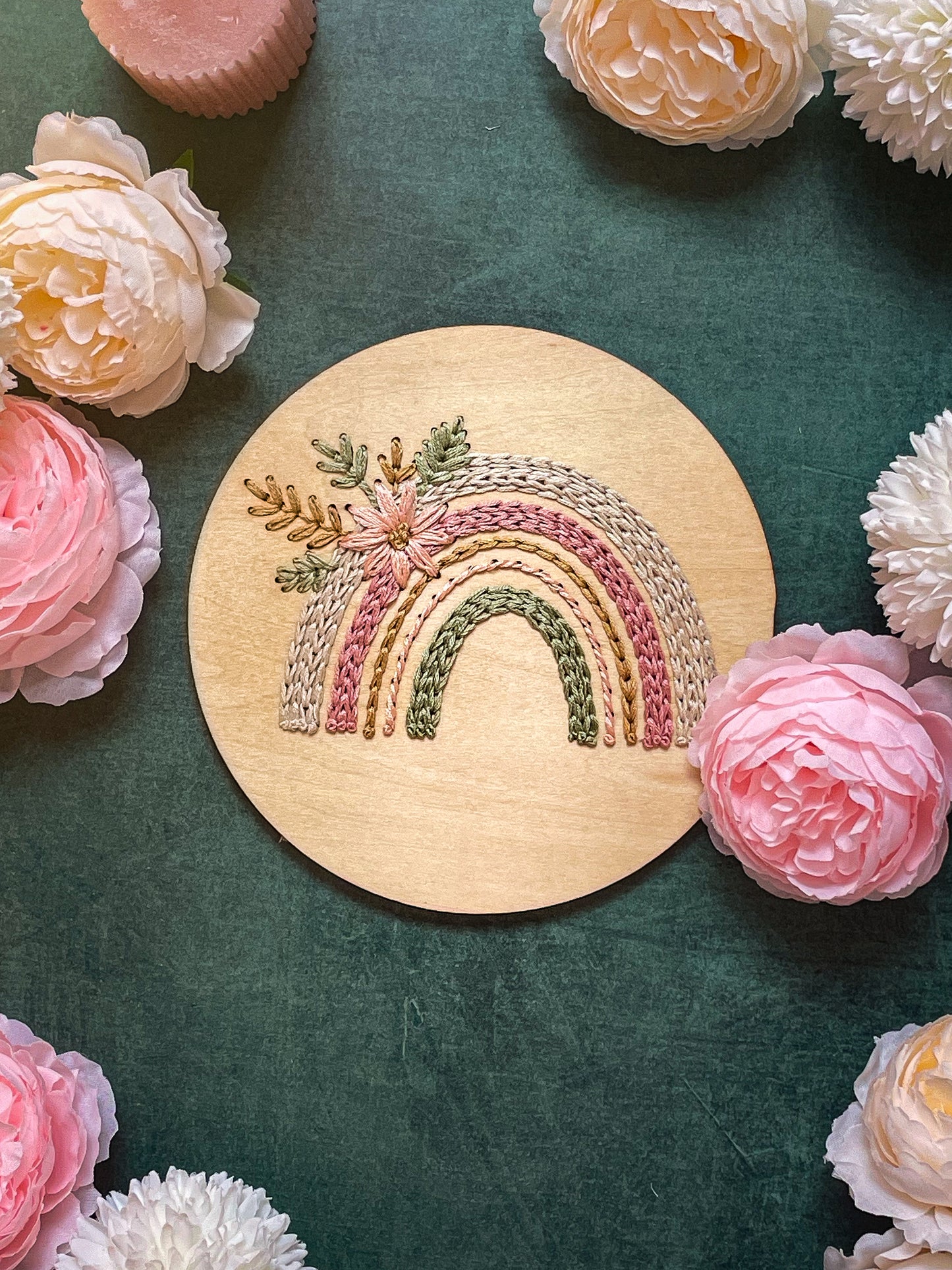 Base de broderie seule arc-en-ciel floral – Bois prêt à broder