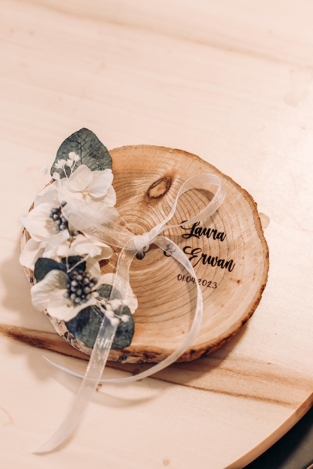 Porte alliance rondin de bois avec fleurs stabilisées et séchées