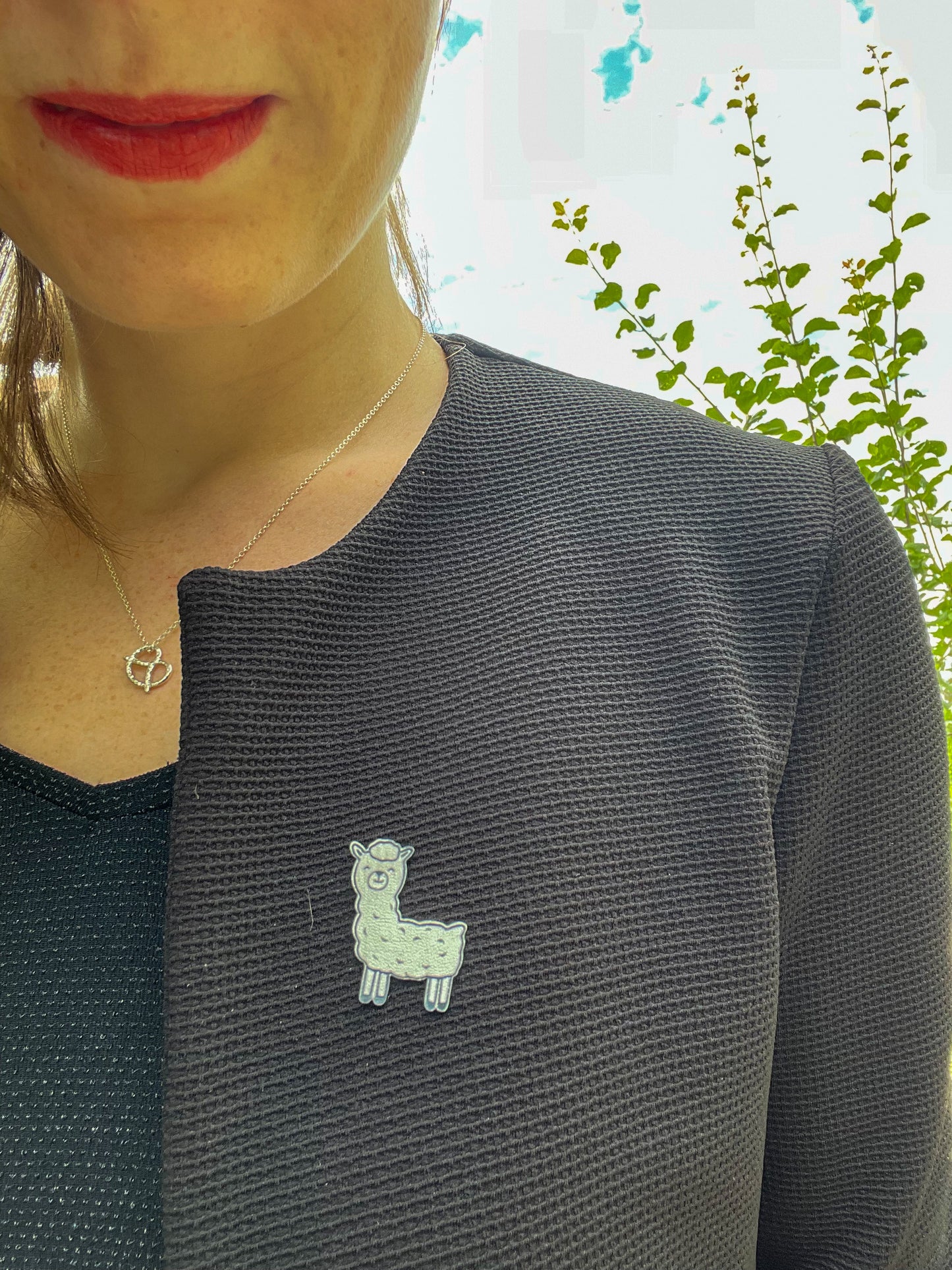 Pin’s motif lama en acrylique