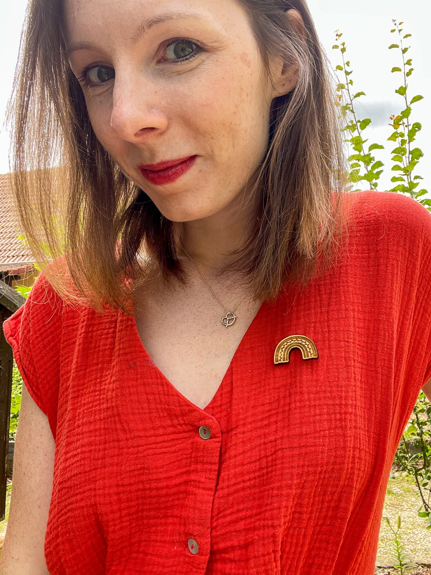 Pin’s motif arc-en-ciel en bois