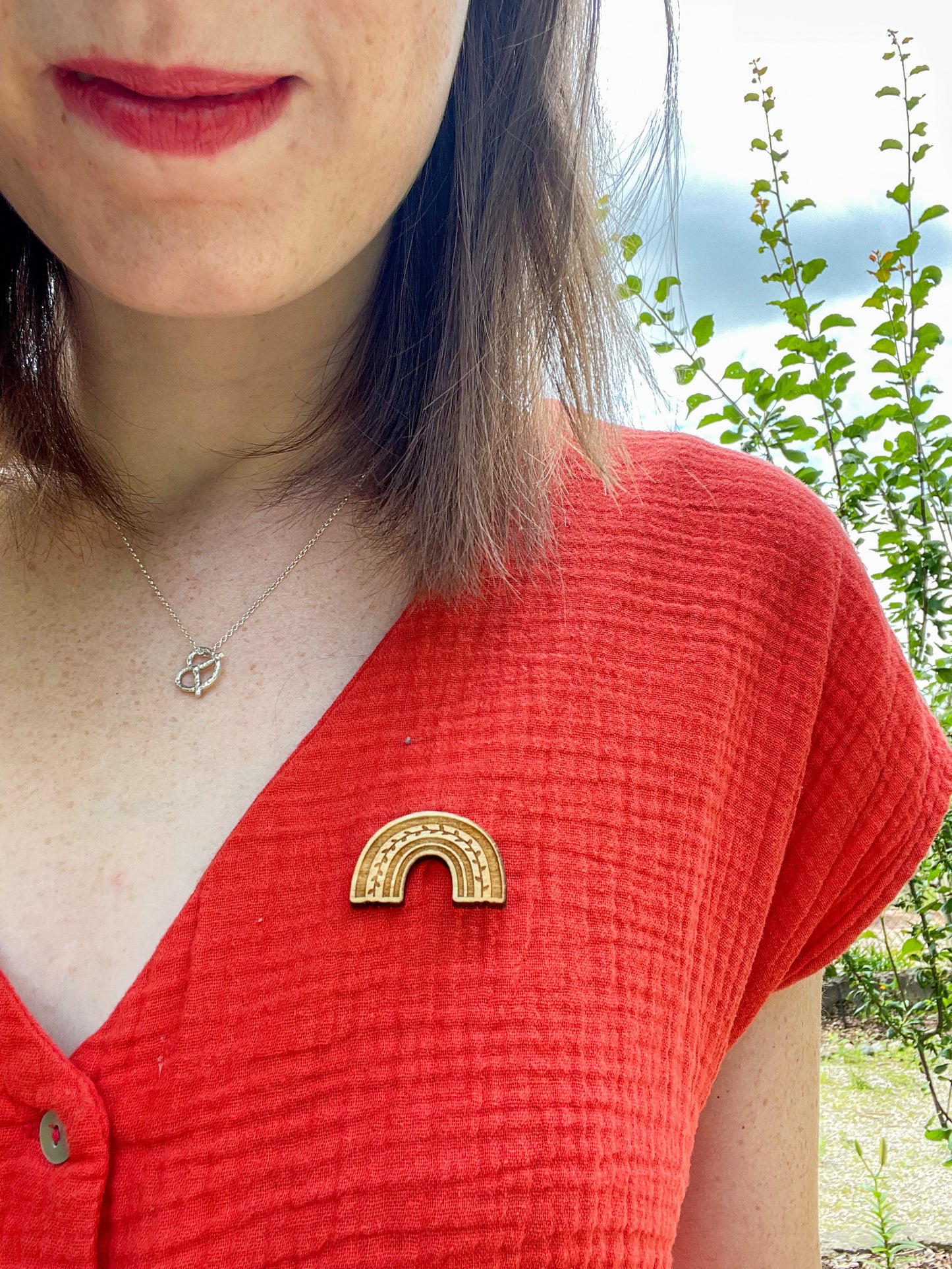 Pin’s motif arc-en-ciel en bois