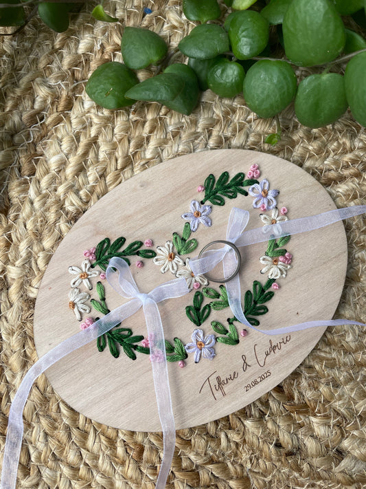 Porte-alliances brodé en bois – Bretzel floral personnalisé 🥨