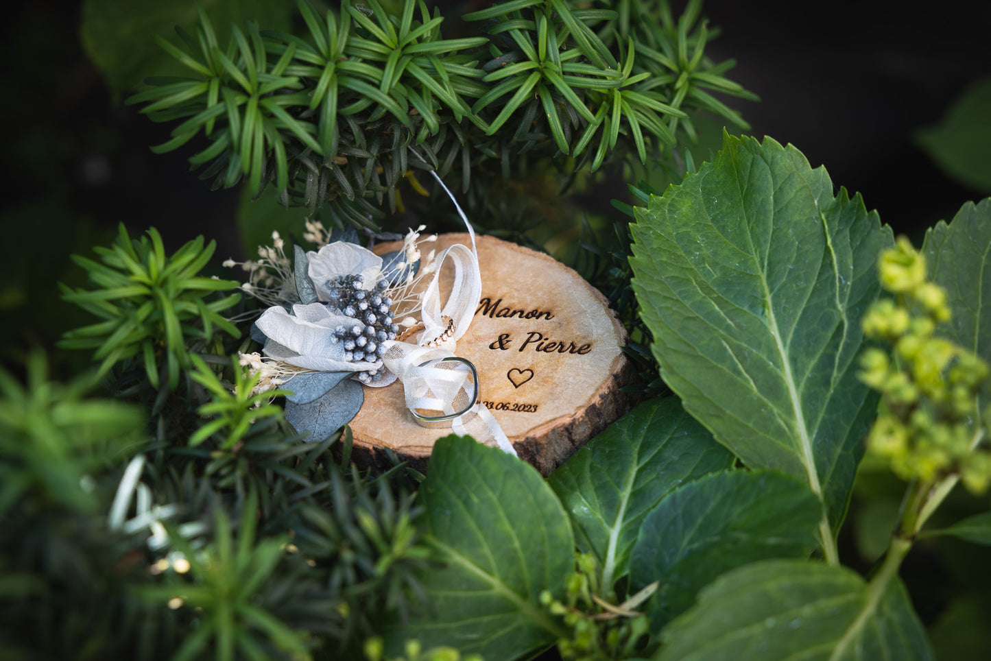 Porte alliance rondin de bois avec fleurs stabilisées et séchées